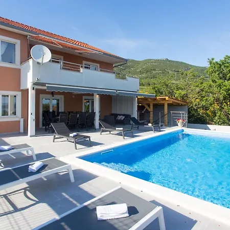 Apartment Luxury With Large Pool And Sea View Kastela