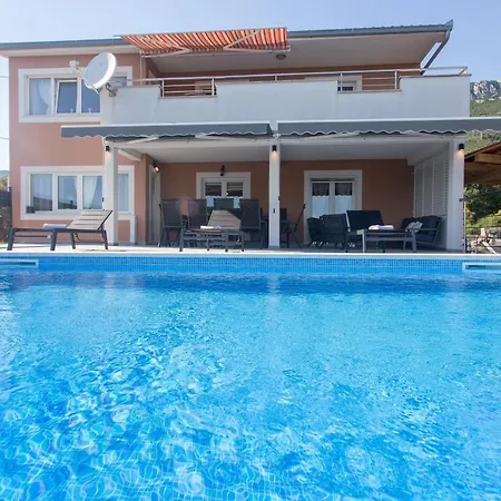 Luxury With Large Pool And Sea View Apartment