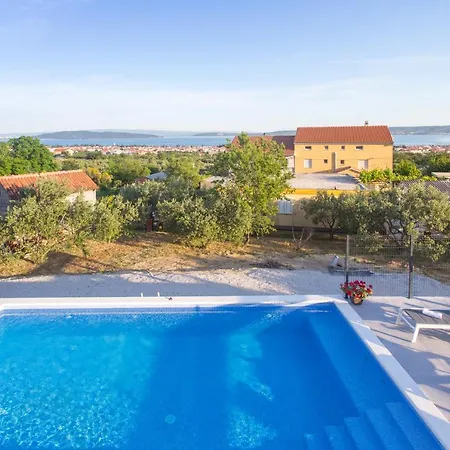 Luxury With Large Pool And Sea View *