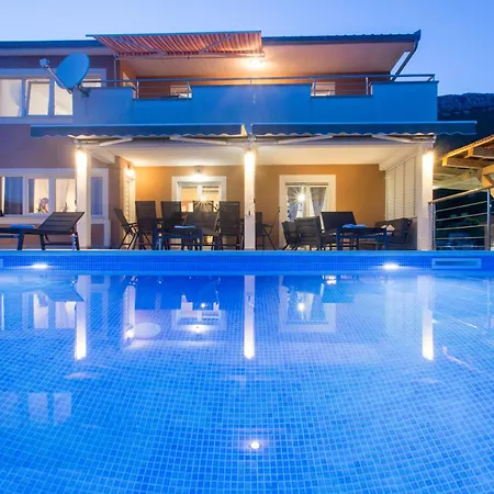 Luxury With Large Pool And Sea View Apartment