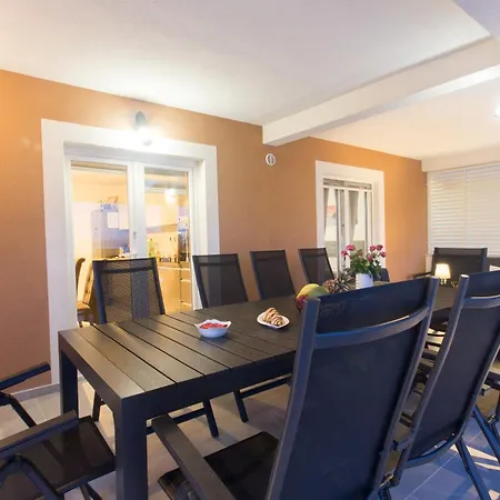 Apartment Luxury With Large Pool And Sea View Kastela