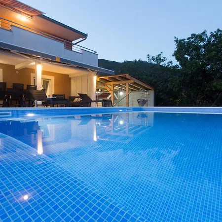Apartment Luxury With Large Pool And Sea View