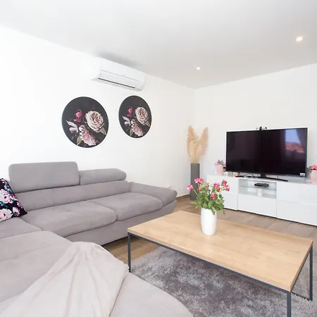 Apartment Luxury With Large Pool And Sea View *