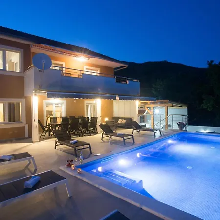 Luxury With Large Pool And Sea View Apartment