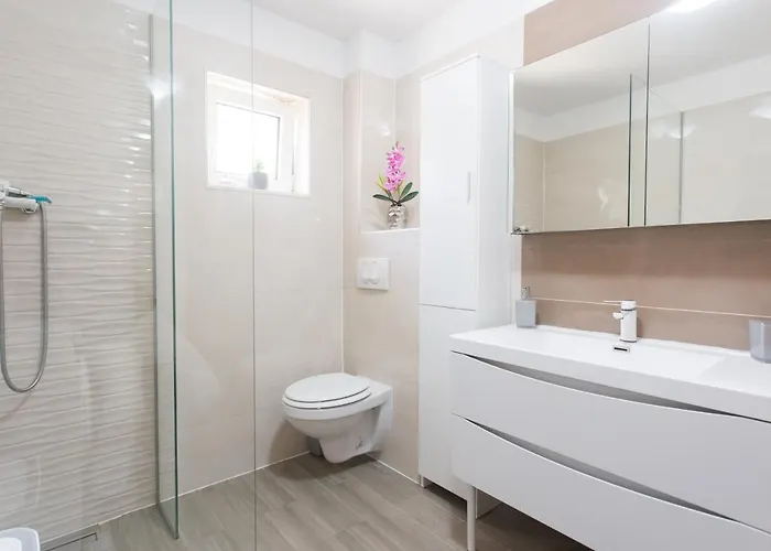 Luxury Apartment&heated Pool&football Court&children's Playground