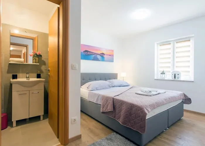 Luxury Apartment&heated Pool&football Court&children's Playground Kastela