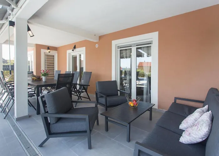 Luxury Apartment&heated Pool&football Court&children's Playground Apartment Kastela