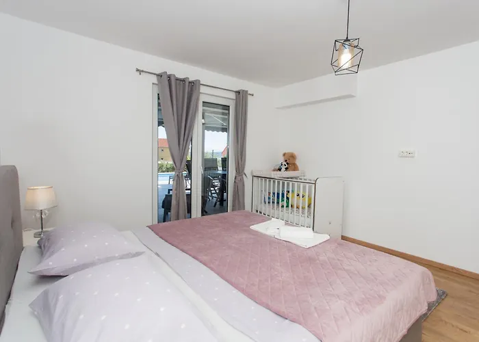 Luxury Apartment&heated Pool&football Court&children's Playground Kastela