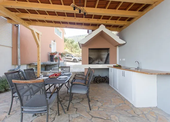 Luxury Apartment&heated Pool&football Court&children's Playground Apartment Kastela