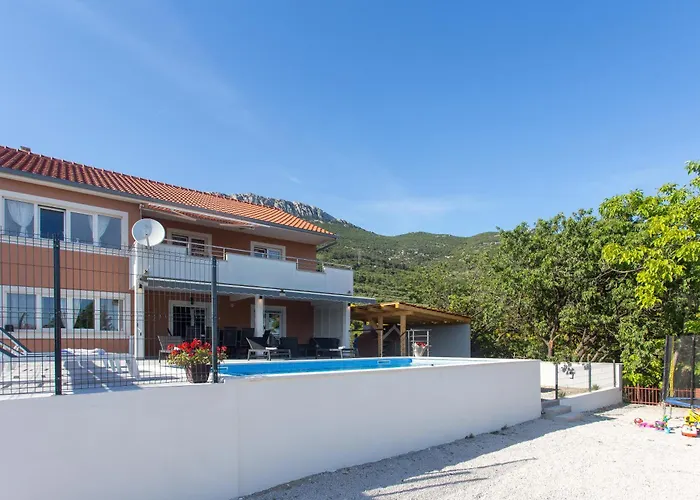 Luxury Apartment&heated Pool&football Court&children's Playground * Kastela